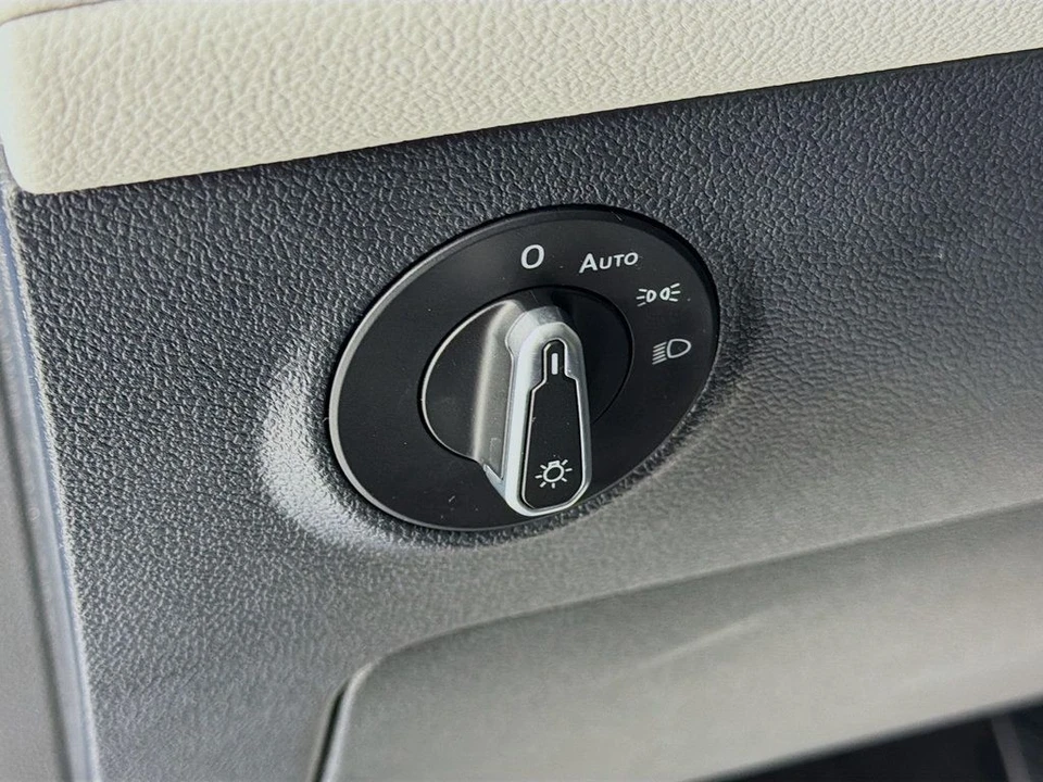 2025 Volkswagen Taos - Image 10 of 12