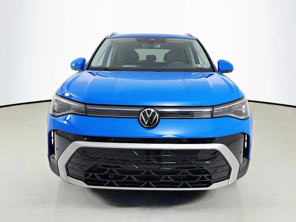2025 Volkswagen Taos - Image 2 of 12