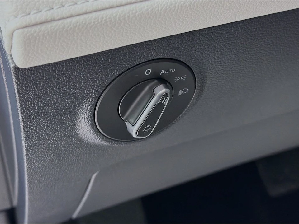 2025 Volkswagen Taos - Image 10 of 12