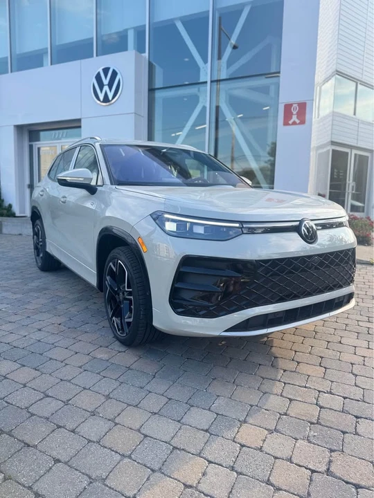 2025 Volkswagen Tiguan - Image 2 of 17