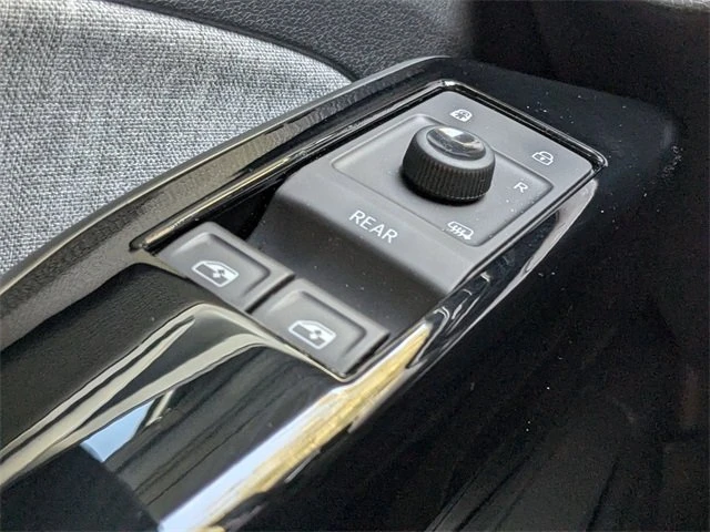 2025 Volkswagen ID.4 - Image 10 of 12