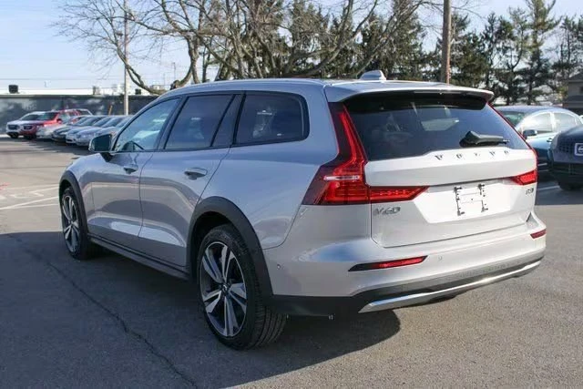 2025 Volvo V60 2nd Gen - Image 4 of 20