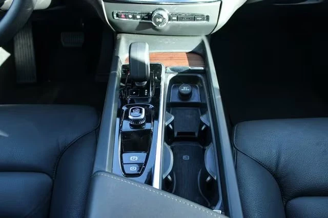 2025 Volvo V60 2nd Gen - Image 15 of 20
