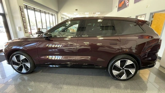 2025 Volvo XC90 2nd Gen - Image 2 of 31