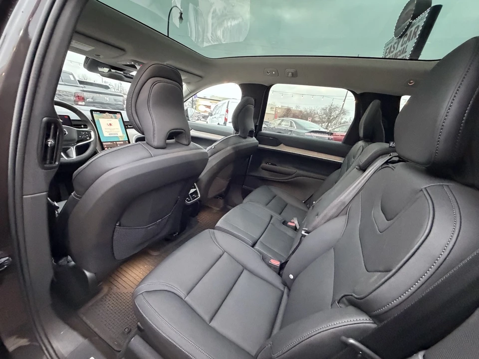 2025 Volvo - Image 10 of 21