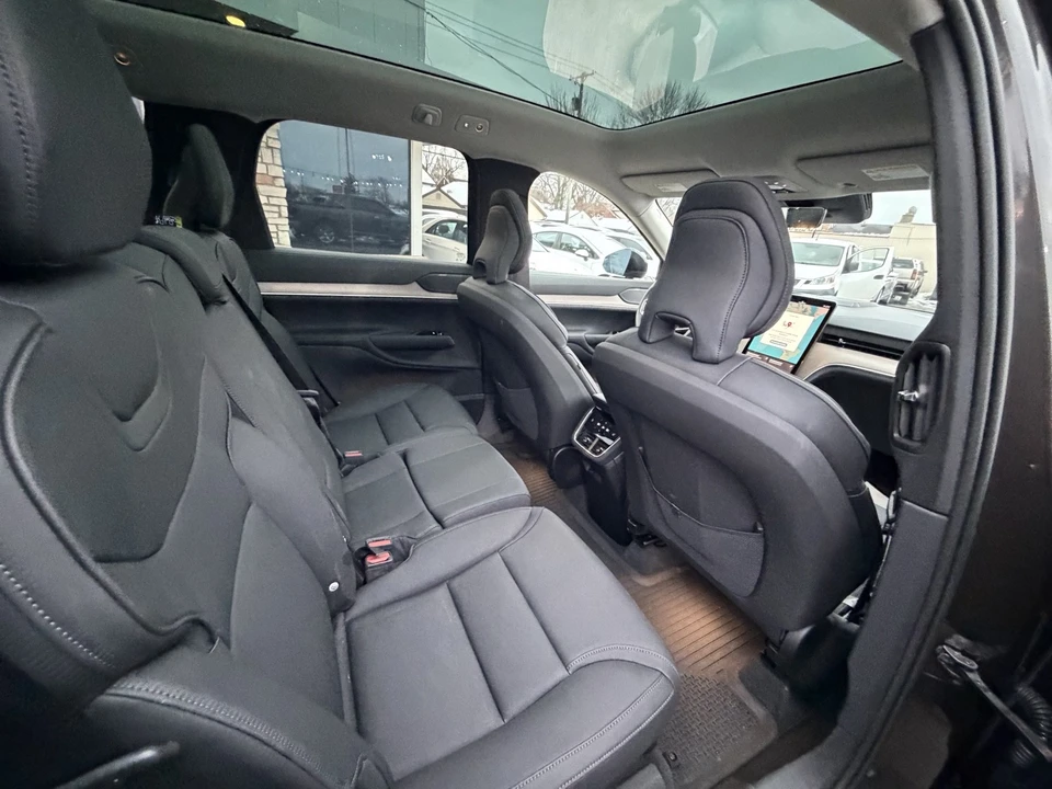 2025 Volvo - Image 16 of 21