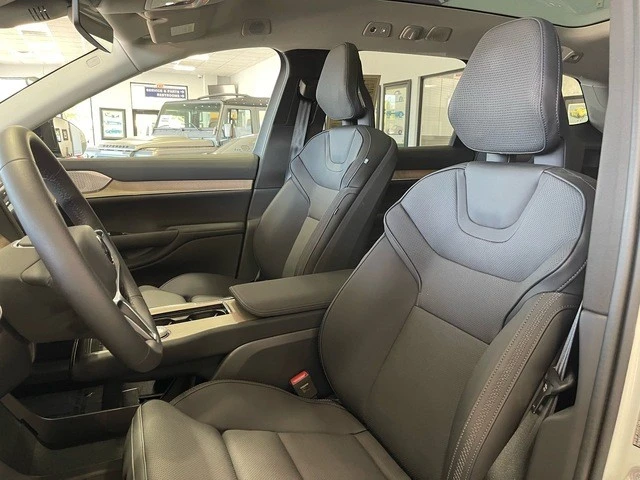 2025 Volvo - Image 25 of 31