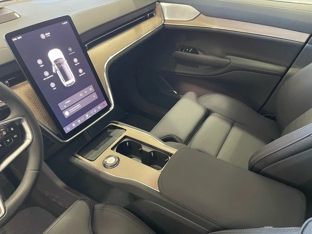 2025 Volvo - Image 27 of 31