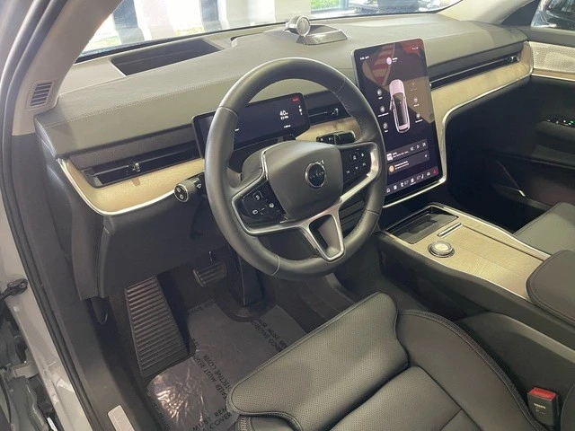 2025 Volvo - Image 24 of 31