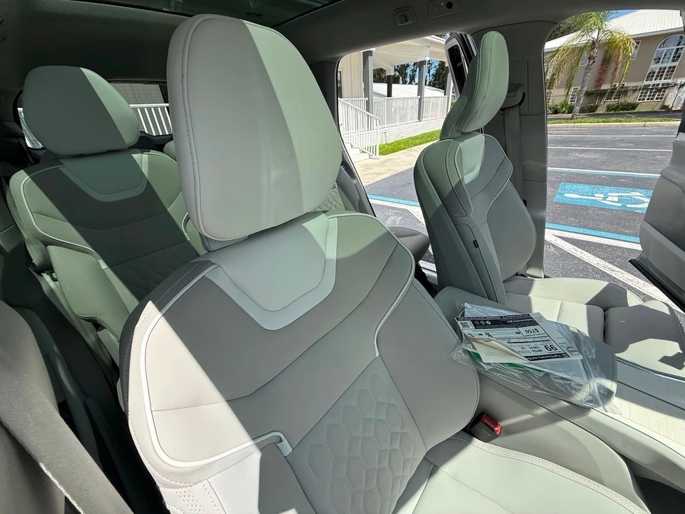 2025 Volvo - Image 10 of 12