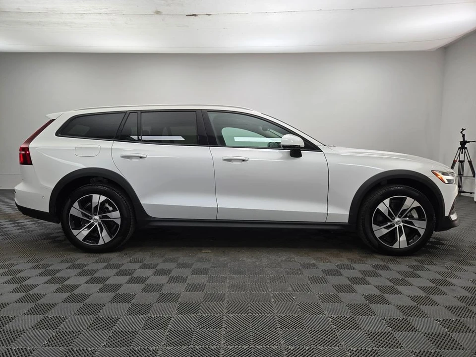 2025 Volvo V60 2nd Gen - Image 10 of 12