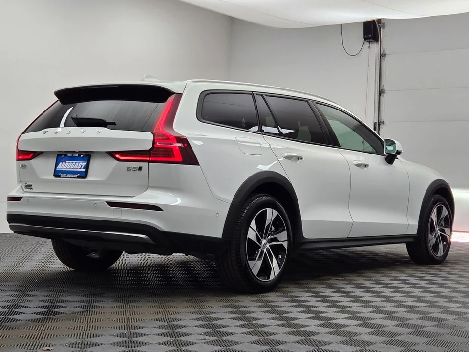 2025 Volvo V60 2nd Gen - Image 11 of 12