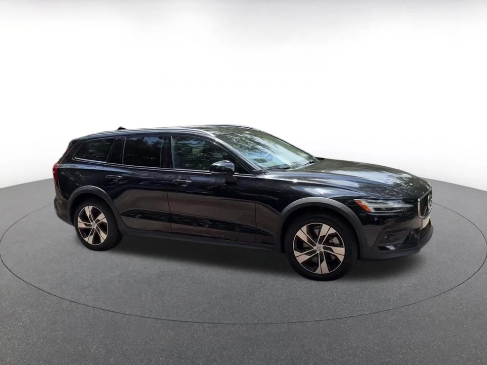 2025 Volvo V60 2nd Gen - Image 2 of 31
