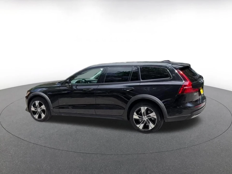 2025 Volvo V60 2nd Gen - Image 11 of 31