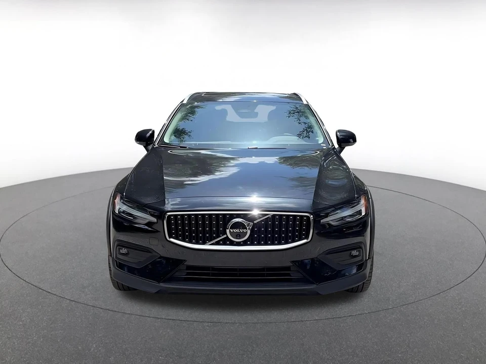2025 Volvo V60 2nd Gen - Image 4 of 31
