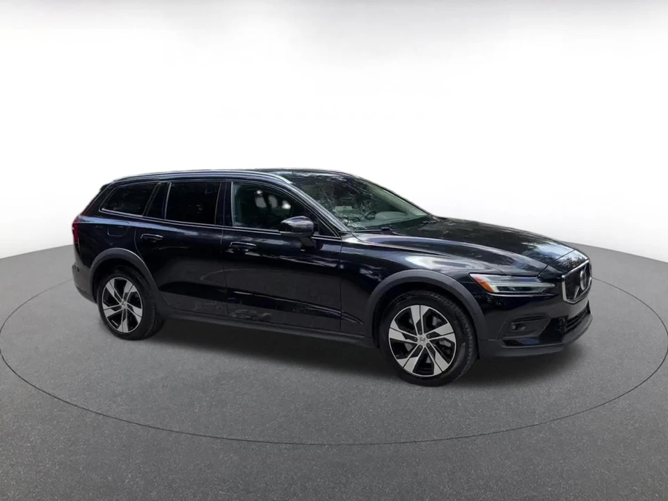 2025 Volvo V60 2nd Gen - Image 2 of 31