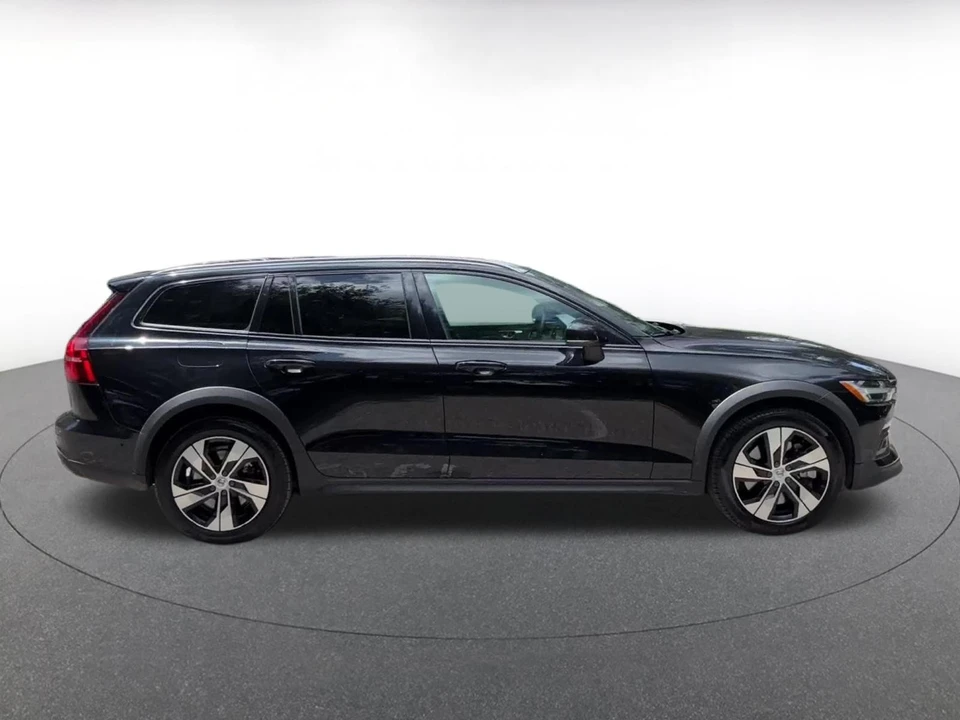 2025 Volvo V60 2nd Gen - Image 17 of 31