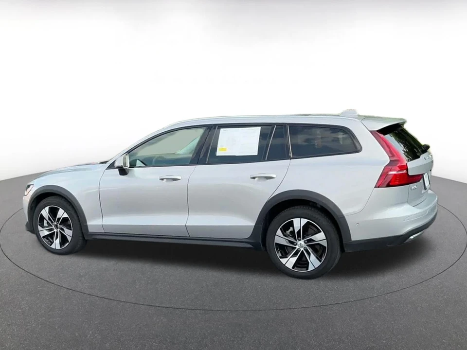 2025 Volvo V60 2nd Gen - Image 12 of 31