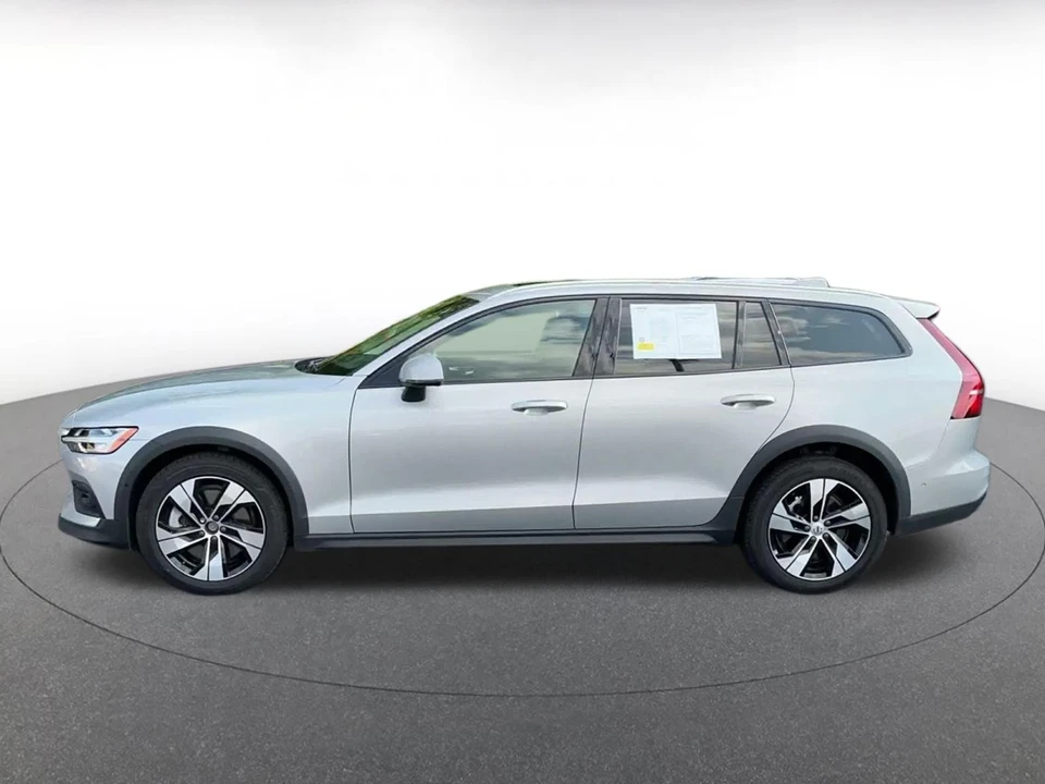 2025 Volvo V60 2nd Gen - Image 11 of 31