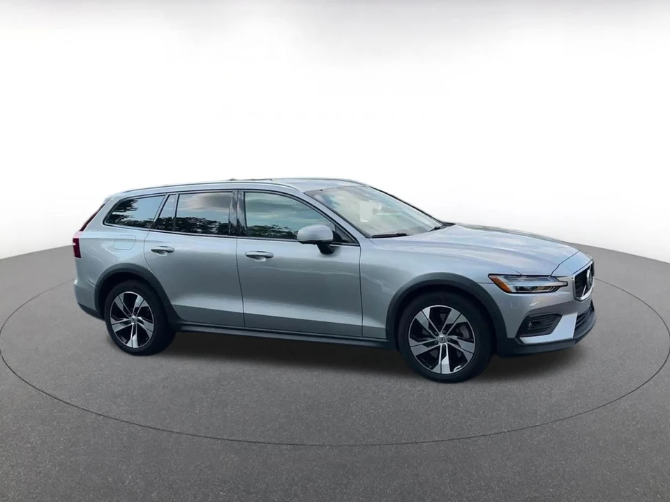 2025 Volvo V60 2nd Gen - Image 2 of 31