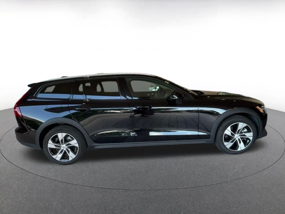 2025 Volvo V60 2nd Gen - Image 17 of 31