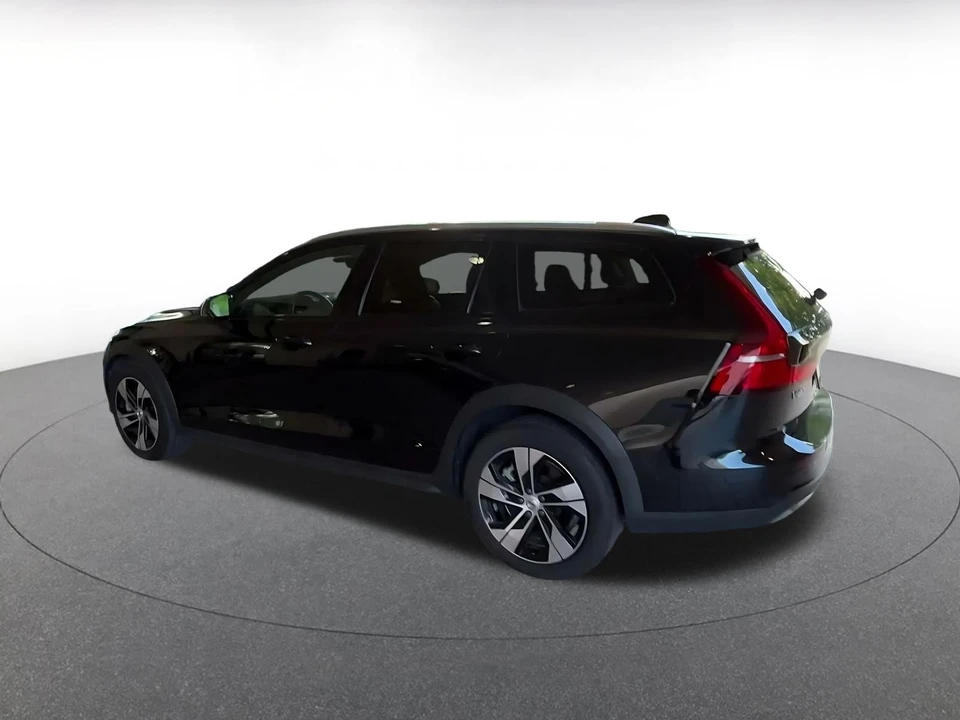 2025 Volvo V60 2nd Gen - Image 11 of 31