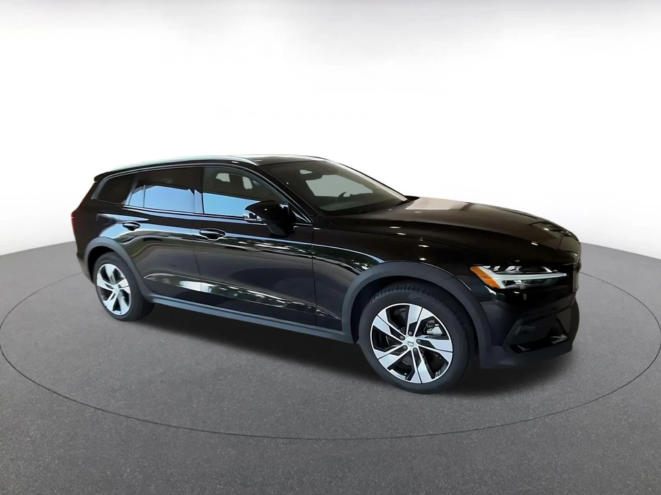 2025 Volvo V60 2nd Gen - Image 2 of 31