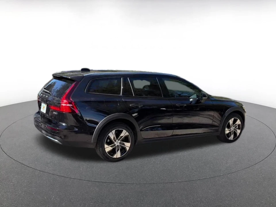 2025 Volvo V60 2nd Gen - Image 14 of 31