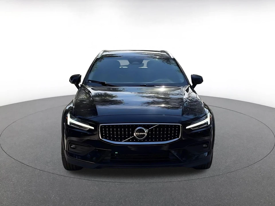 2025 Volvo V60 2nd Gen - Image 4 of 31