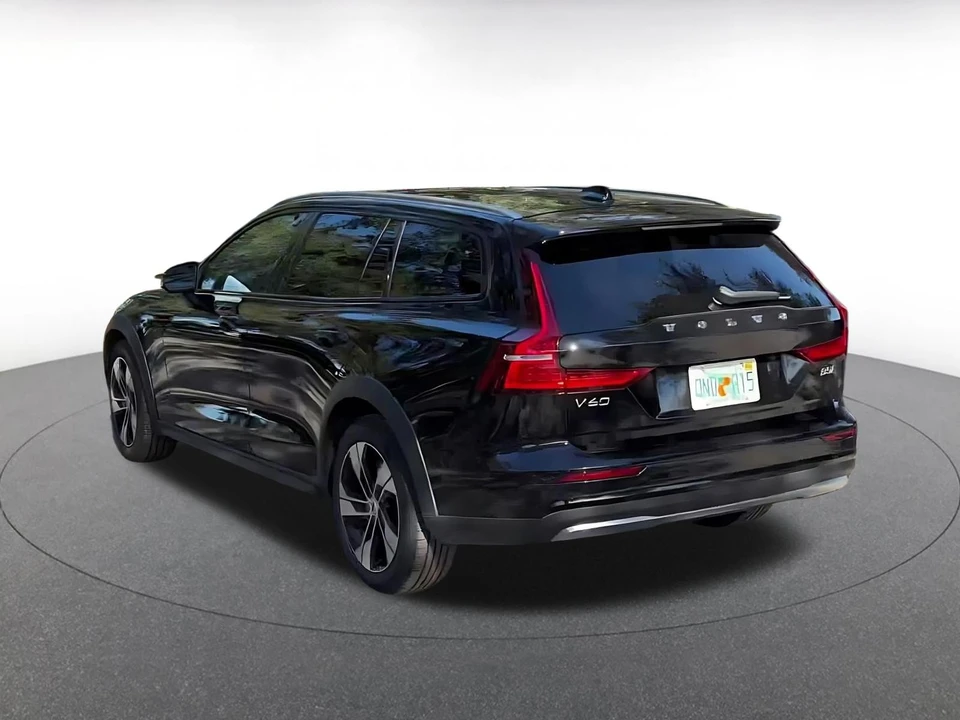 2025 Volvo V60 2nd Gen - Image 11 of 31