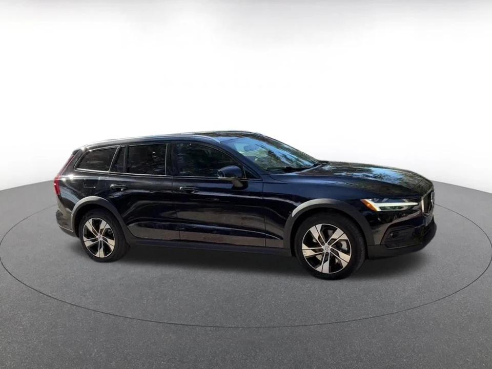 2025 Volvo V60 2nd Gen - Image 2 of 31