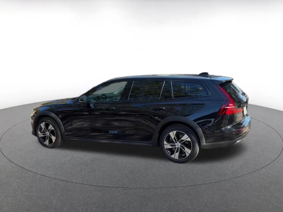 2025 Volvo V60 2nd Gen - Image 9 of 31