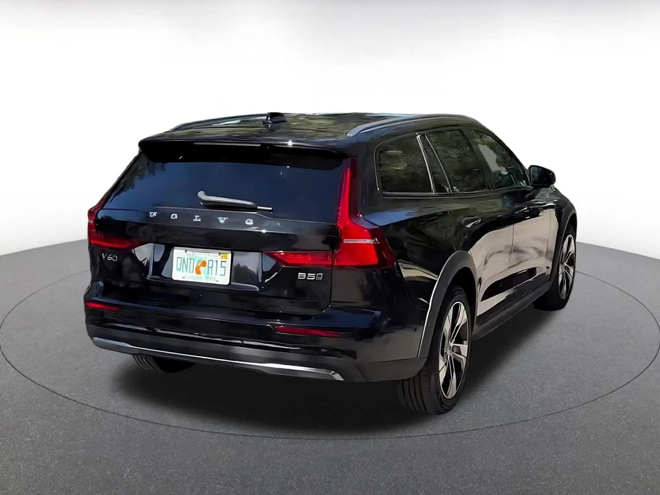 2025 Volvo V60 2nd Gen - Image 13 of 31
