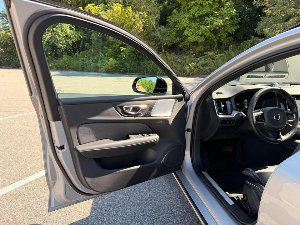 2025 Volvo V60 2nd Gen - Image 28 of 31