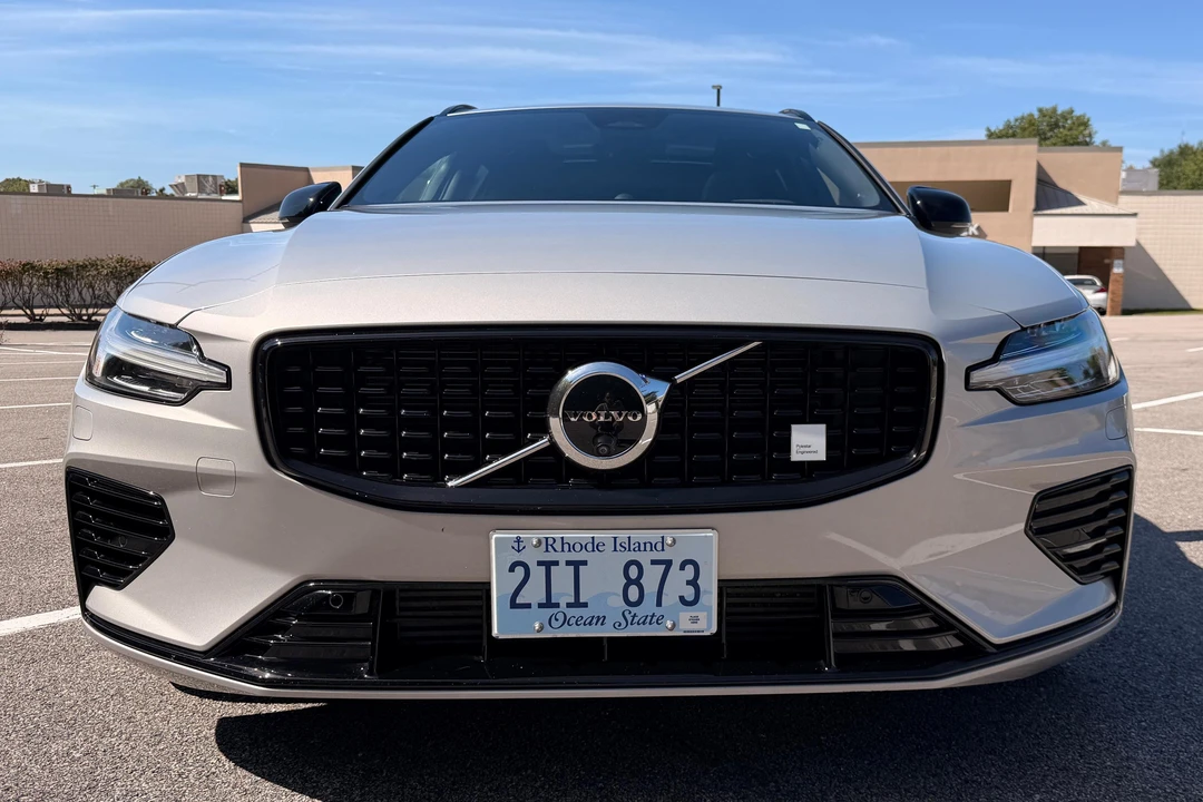 2025 Volvo V60 2nd Gen - Image 2 of 31