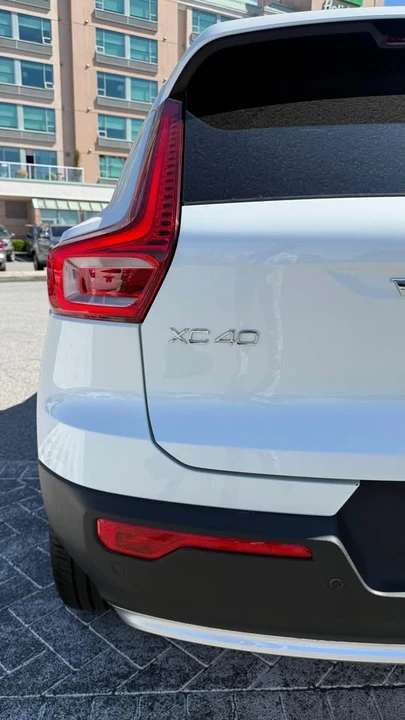 2025 Volvo XC40 - Image 2 of 10