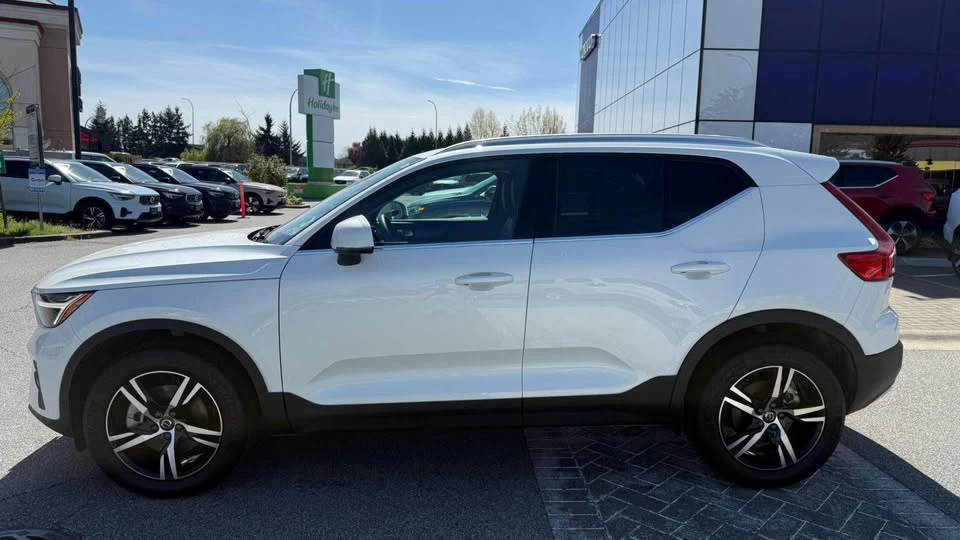 2025 Volvo XC40 - Image 9 of 10