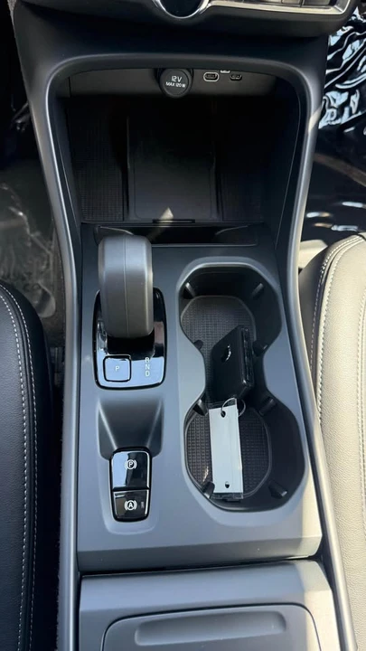 2025 Volvo XC40 - Image 4 of 10