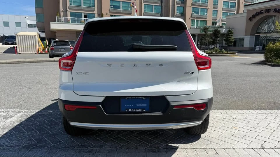 2025 Volvo XC40 - Image 8 of 10