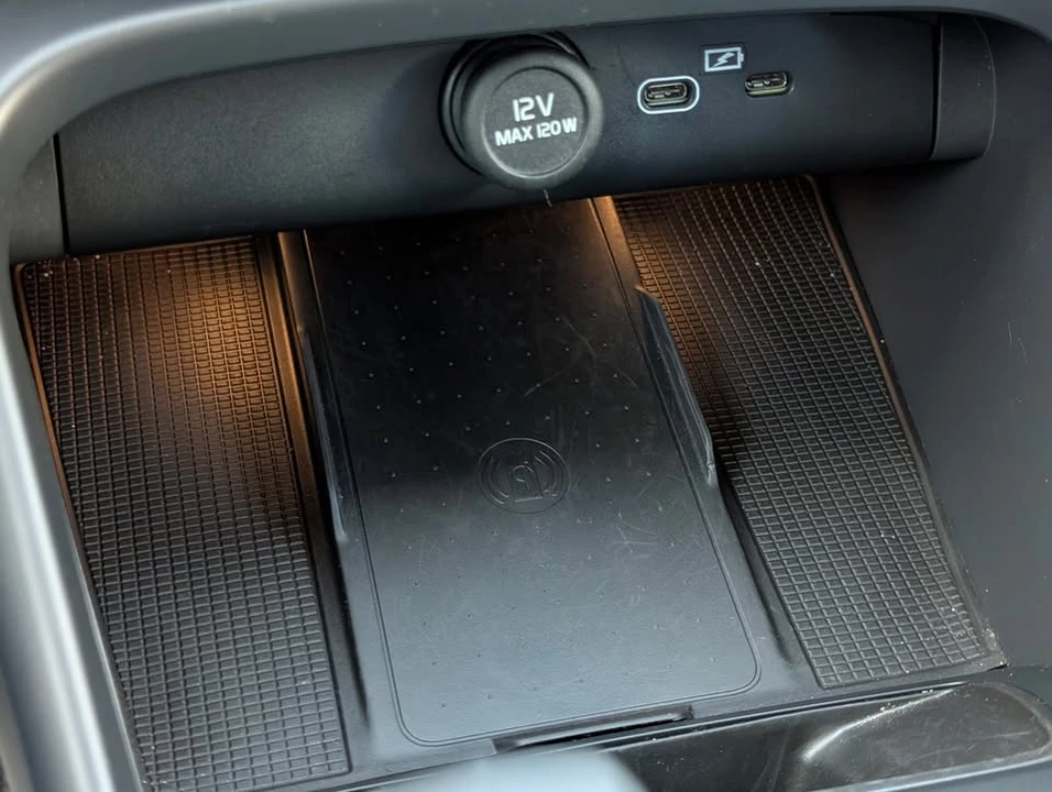 2025 Volvo XC40 - Image 15 of 19