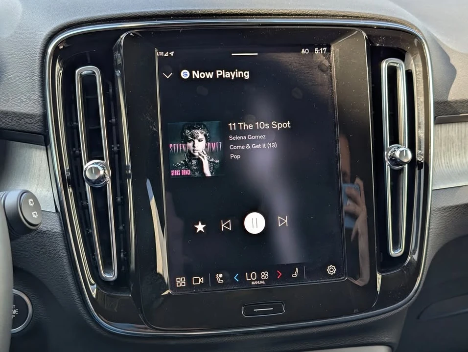 2025 Volvo XC40 - Image 13 of 19