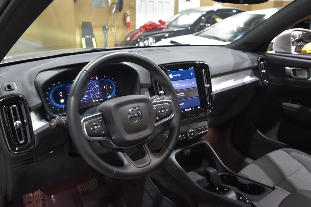 2025 Volvo XC40 - Image 16 of 21