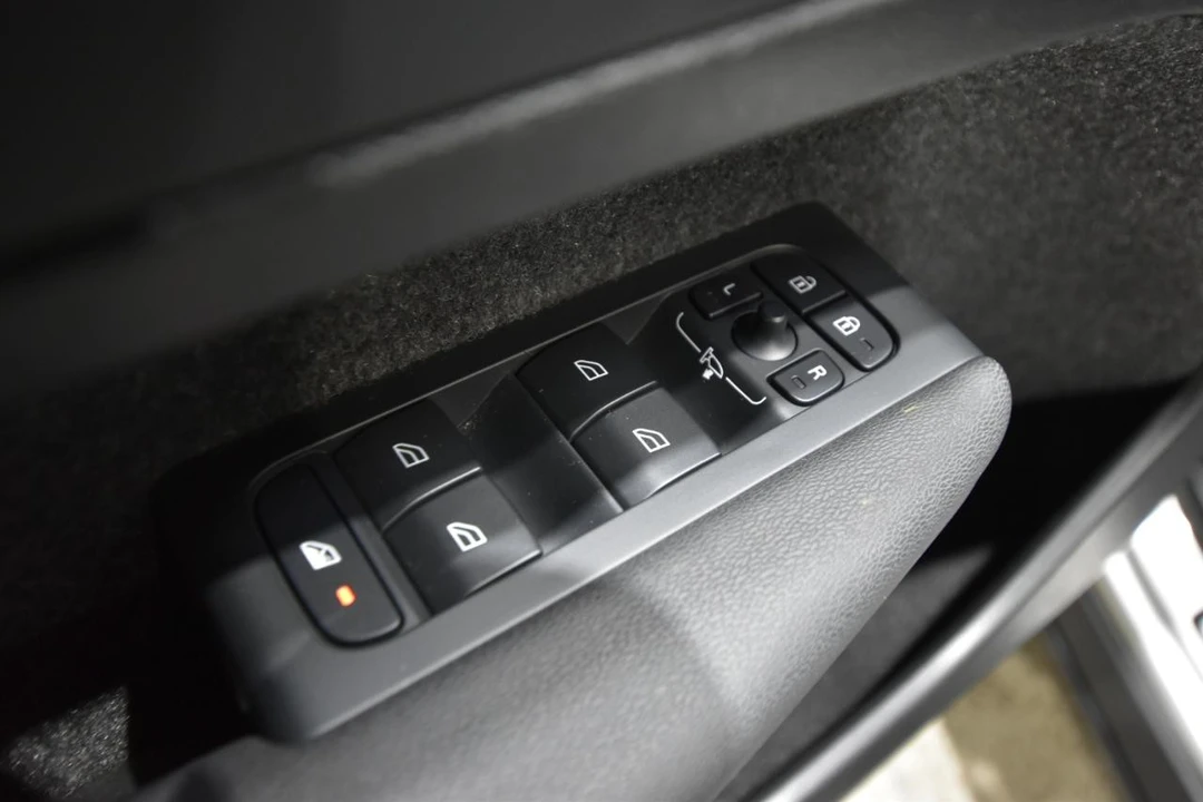 2025 Volvo XC40 - Image 14 of 21