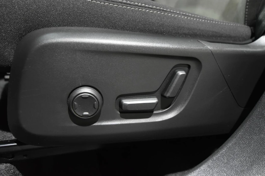 2025 Volvo XC40 - Image 15 of 21