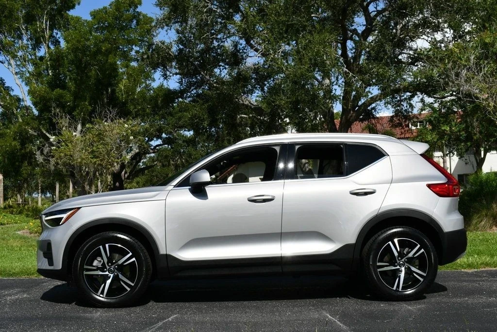 2025 Volvo XC40 - Image 3 of 12