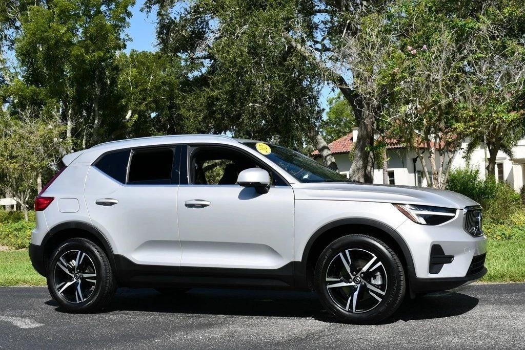 2025 Volvo XC40 - Image 8 of 12