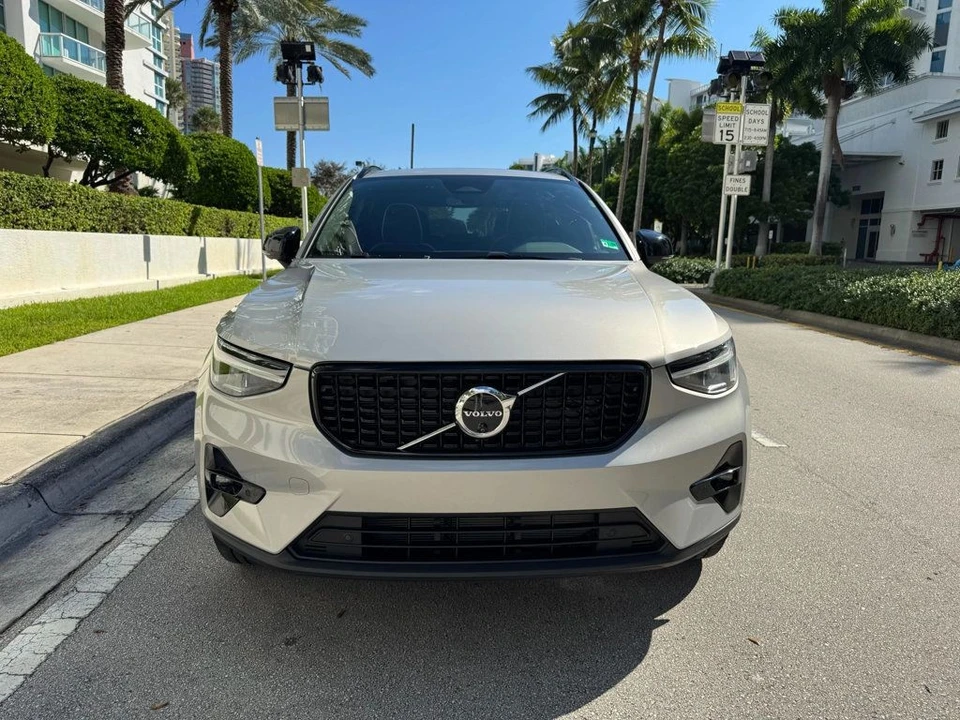 2025 Volvo XC40 - Image 3 of 12