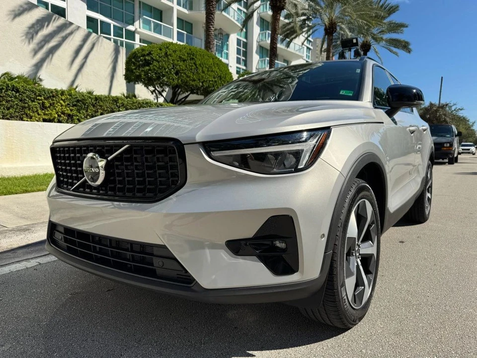 2025 Volvo XC40 - Image 8 of 12