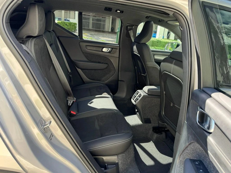 2025 Volvo XC40 - Image 9 of 12