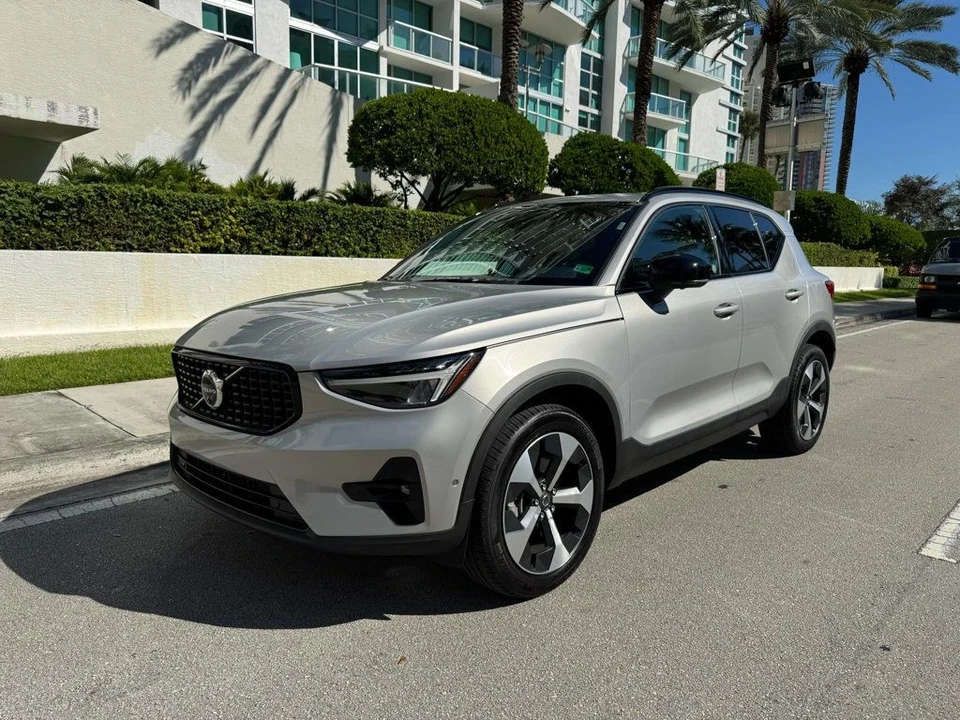 2025 Volvo XC40 - Image 4 of 12